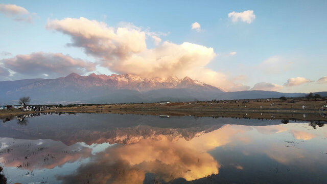 丽江市玉龙雪山东巴谷日出