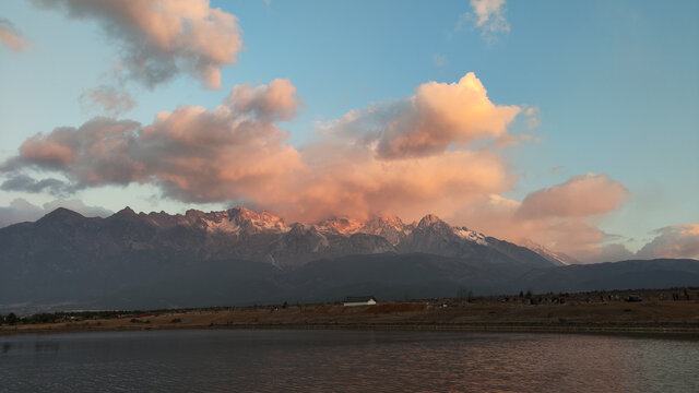 丽江市玉龙雪山东巴谷日出