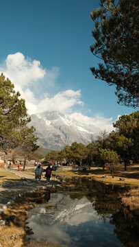 玉龙雪山景区山脚风光