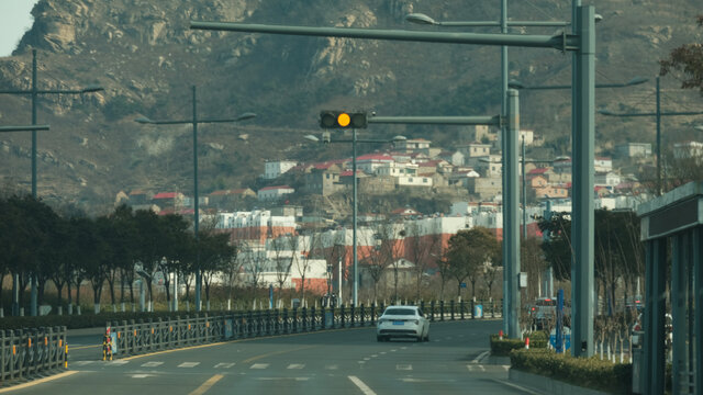 海边小镇山脚道路