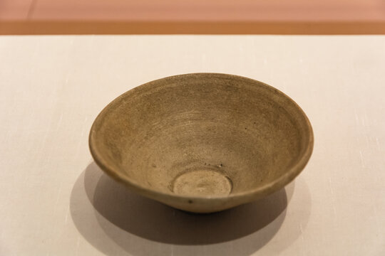宋代青釉斗笠式瓷碗