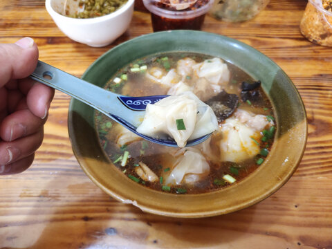 吃馄饨