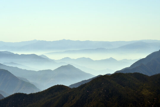 水墨远山重峦叠嶂