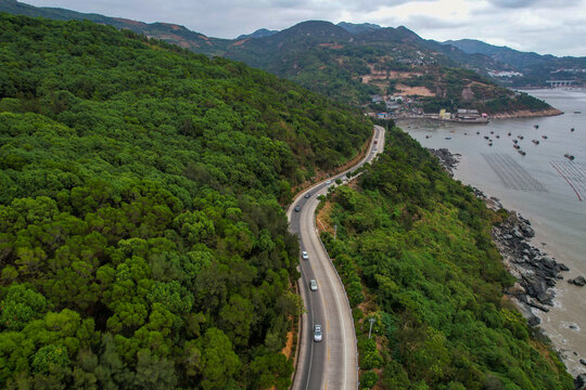 海岛公路与森林航拍