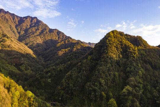 日出生态群山连绵