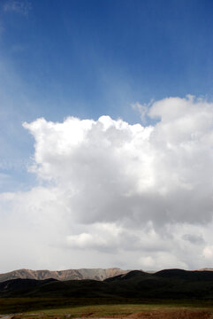 祁连山上空的蓝天白云