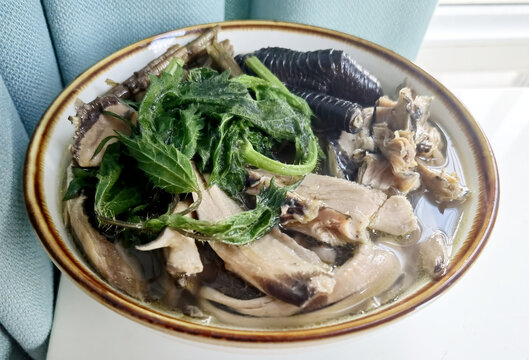 养生药膳鸡煲