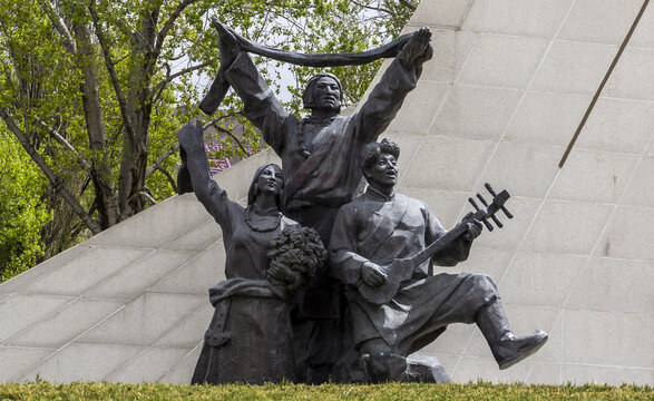 西藏和平解放纪念碑雕塑