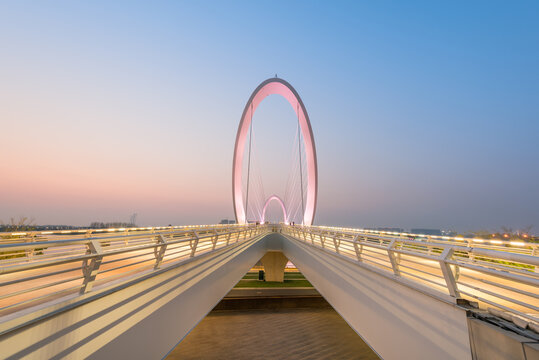 南京眼步行桥建筑夜景