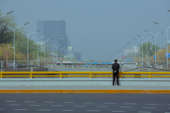 站在北京四环桥上观望的人