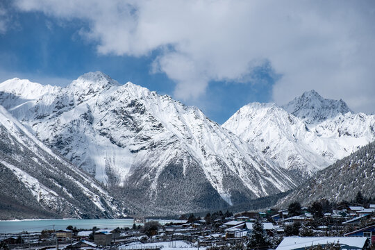 西藏旅游八宿然乌湖雪景风光