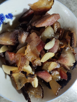 大蒜炒腊肉