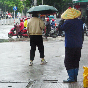 雨天行人