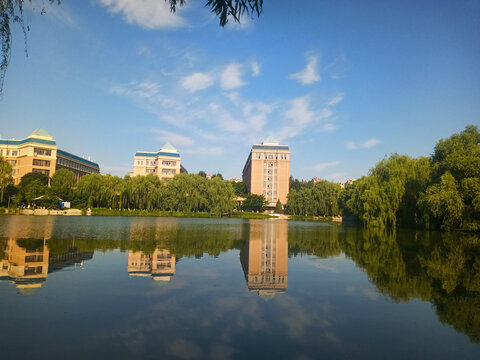 渤海大学的湖