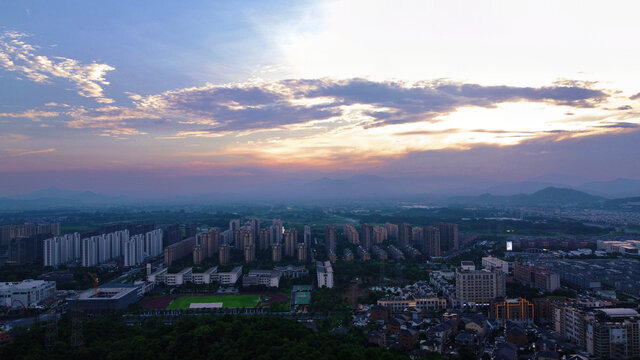 夕阳下的都市全景