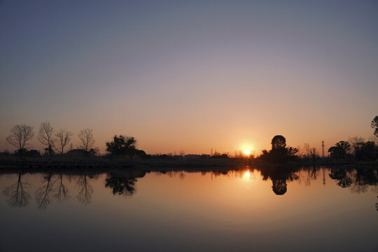 落日下的湖面