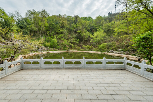 南京栖霞山的池塘和园林