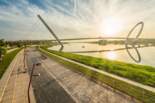 南京的南京眼步行桥风光