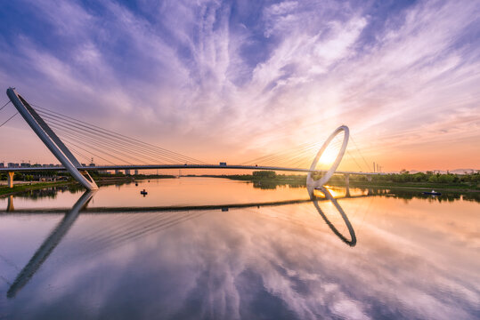 夕阳下的南京的南京眼步行桥