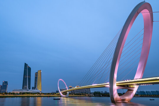 南京眼步行桥建筑夜景