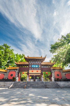 南京朝天宫的棂星门和孔子雕像