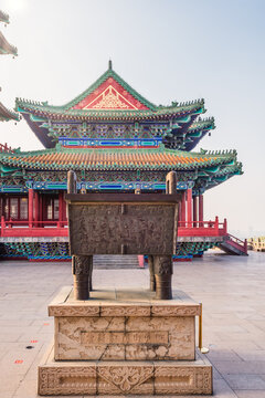 中国南京的阅江楼和青铜鼎