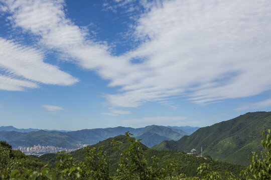 蓝天白云青山绿树城市