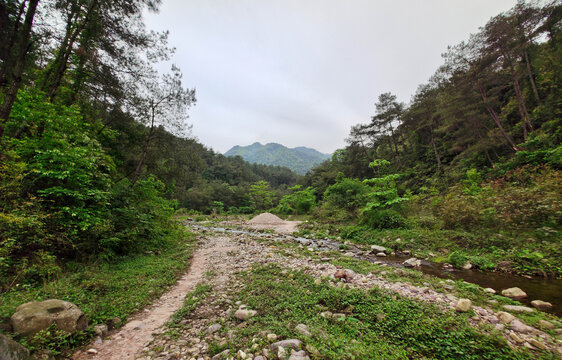 龙源山间溪流