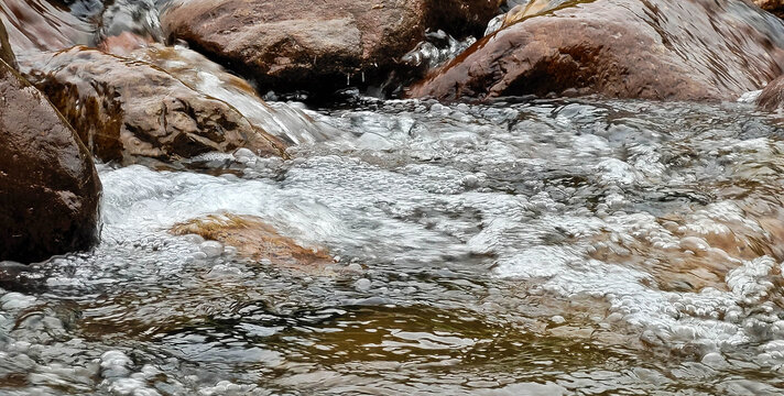 龙源山间溪流