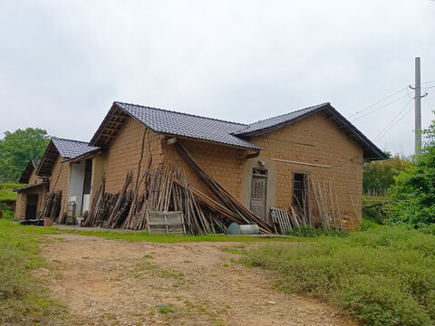 农村泥土房屋