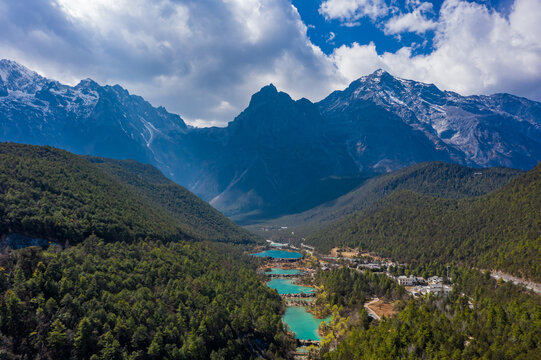 航拍丽江玉龙雪山蓝月谷风景区