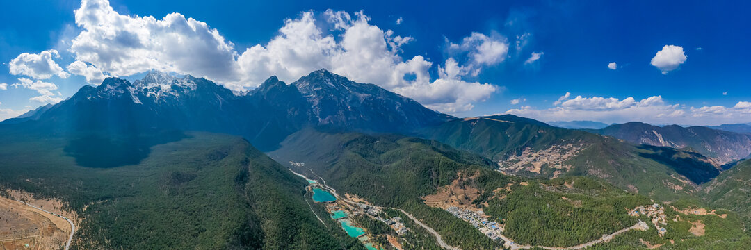 航拍丽江玉龙雪山蓝月谷风景区