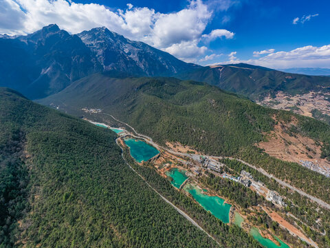 航拍丽江玉龙雪山蓝月谷风景区