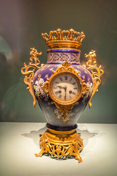 铜镀金蓝瓷瓶式钟