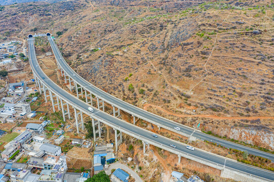 大丽高速路大理六罗山双廊隧道