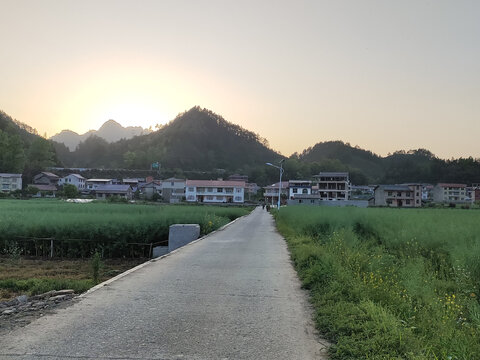 乡村日落与远山