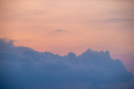 黄昏下的天空