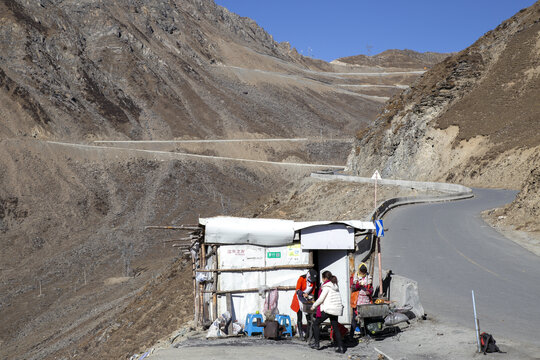 巴朗山公路补给站