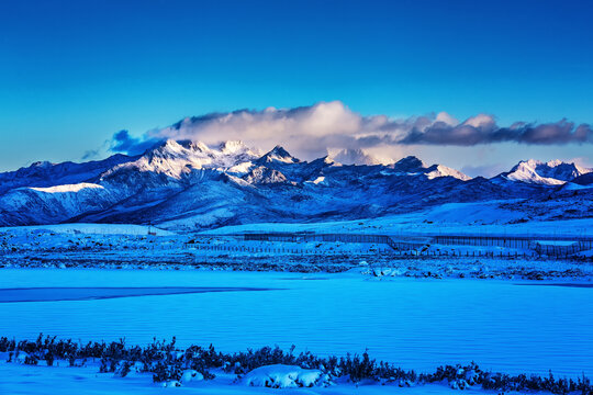 川西雅拉雪山