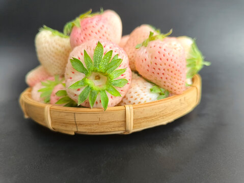 粉色白草莓