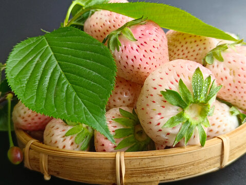 绿叶鲜白草莓