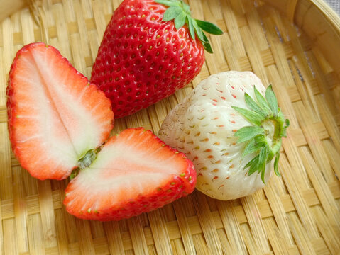 切开草莓果