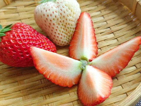 切开红草莓