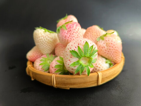 鲜果白草莓
