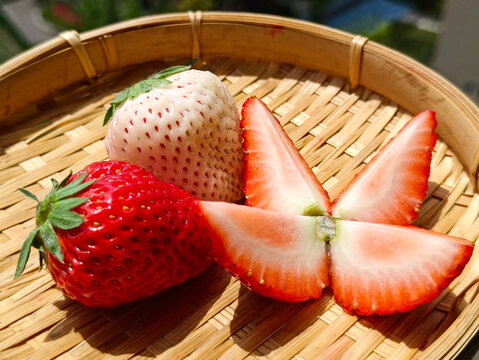 鲜果草莓果