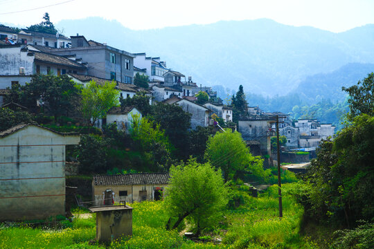 新安江畔村落