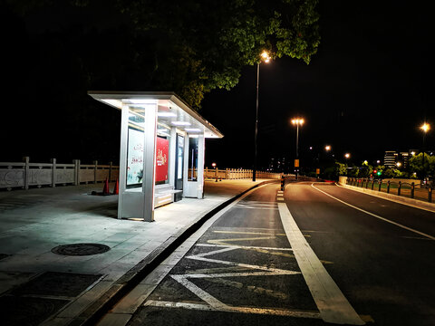 夜晚公交车站