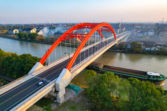 红色的桥与大运河