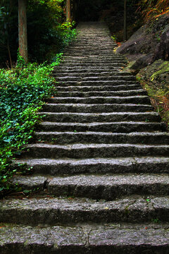 山路石板路