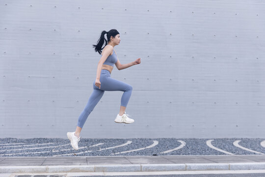 城市户外运动装跑步的女性